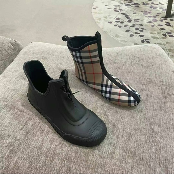 New in box Burberry rain boots with check lining - Picture 5 of 9